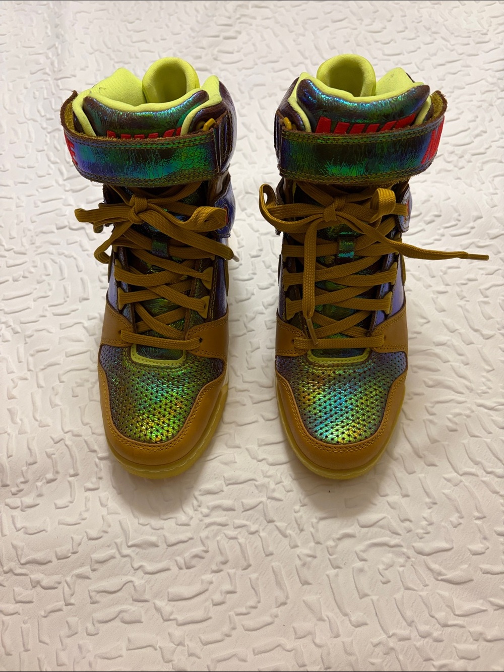 Nike Sky High Wedge Air Revolution Women Size 7 World Cup Gold Trophy Iridescent - Picture 3 of 6
